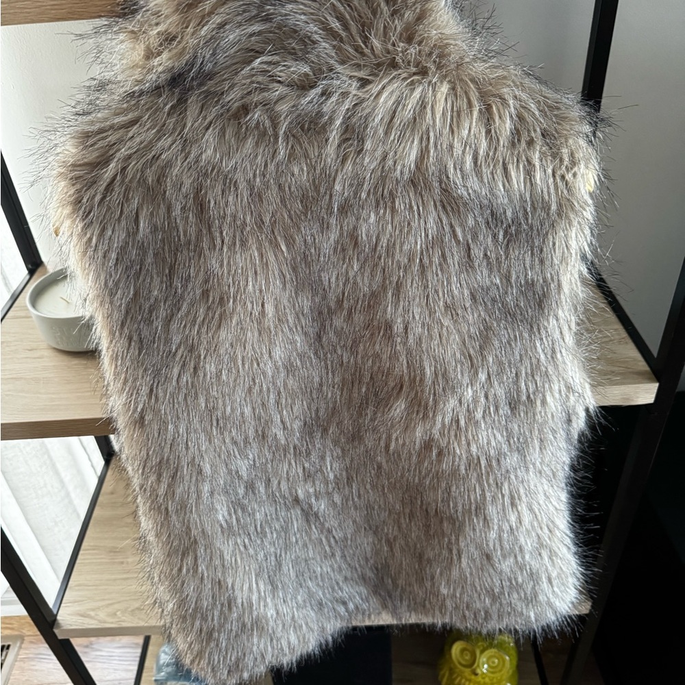 BB Dakota Aint It Fuzzy faux fur vest medium - Picture 3 of 4